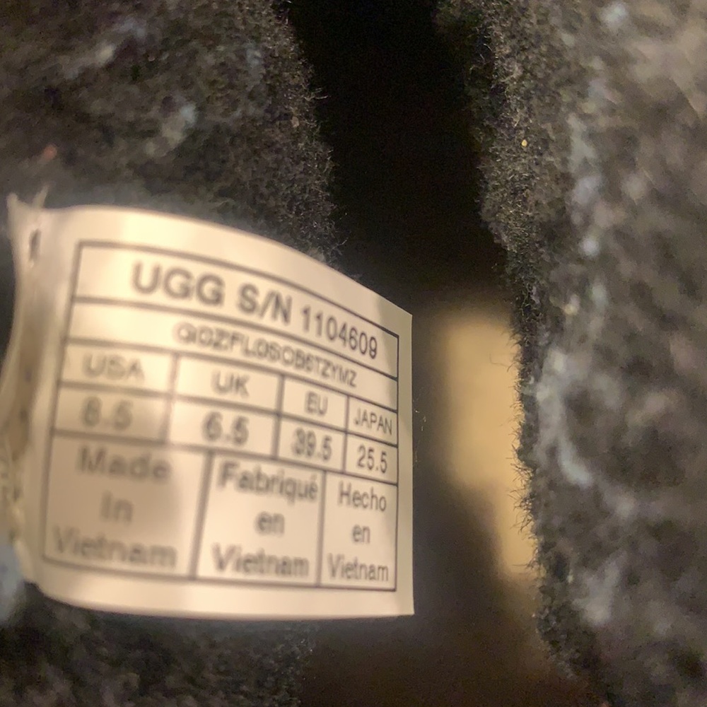 Ugg - Picture 5 of 7